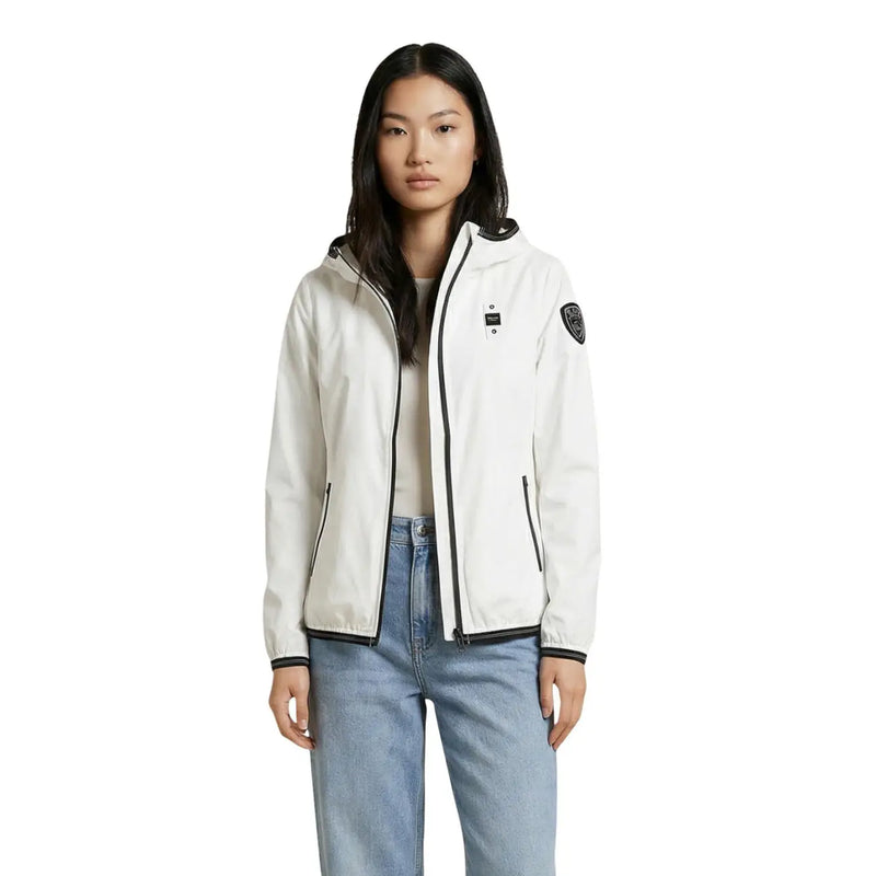 Blauer Weiße Damen-Kapuzenjacke aus Nylon-Elastan mit schwarzem Reißverschlussbesatz und kleinem Aufnäher am linken Ärmel