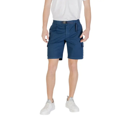 Blaue Cargoshorts, die als Teil der Black Cargo-Kollektion ausgestellt wurden Shorts Produktkollektion