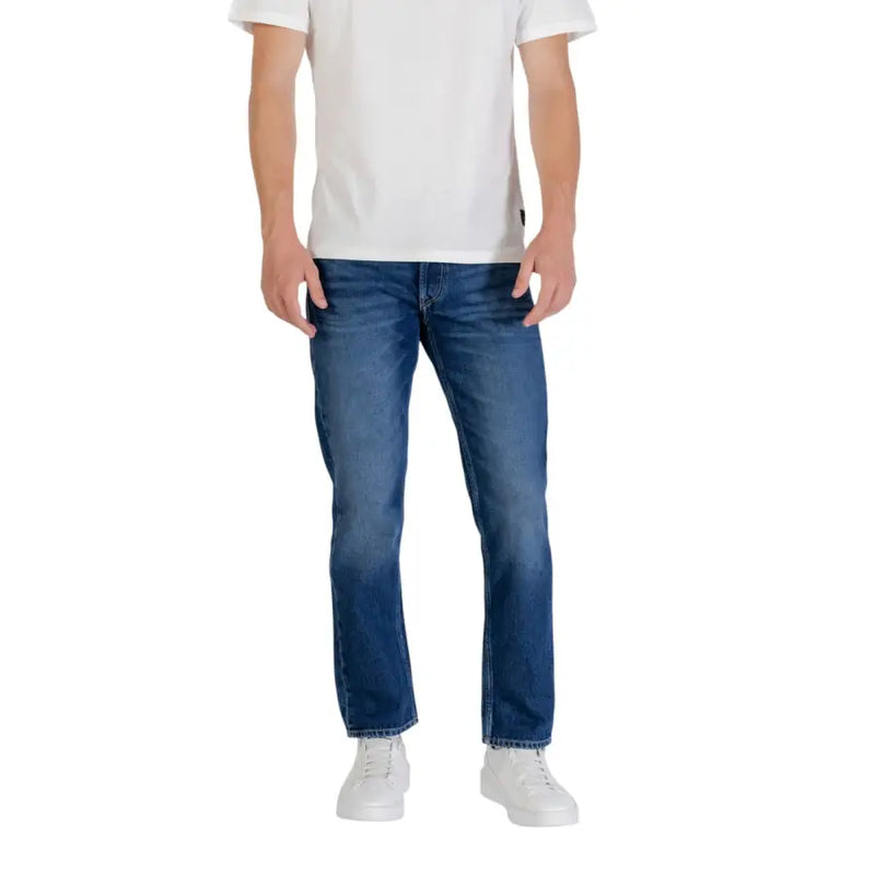 Klassische, gerade geschnittene blaue Jeans in mittlerer Waschung mit dezenten Auswaschungen und Used-Effekten aus Denim-Material