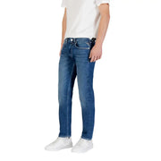 Blaue Jeans mit klassischer Passform und dezenter Waschung, die die Rückseite mit dem Calvin Klein-Logo auf der Tasche freilegt.