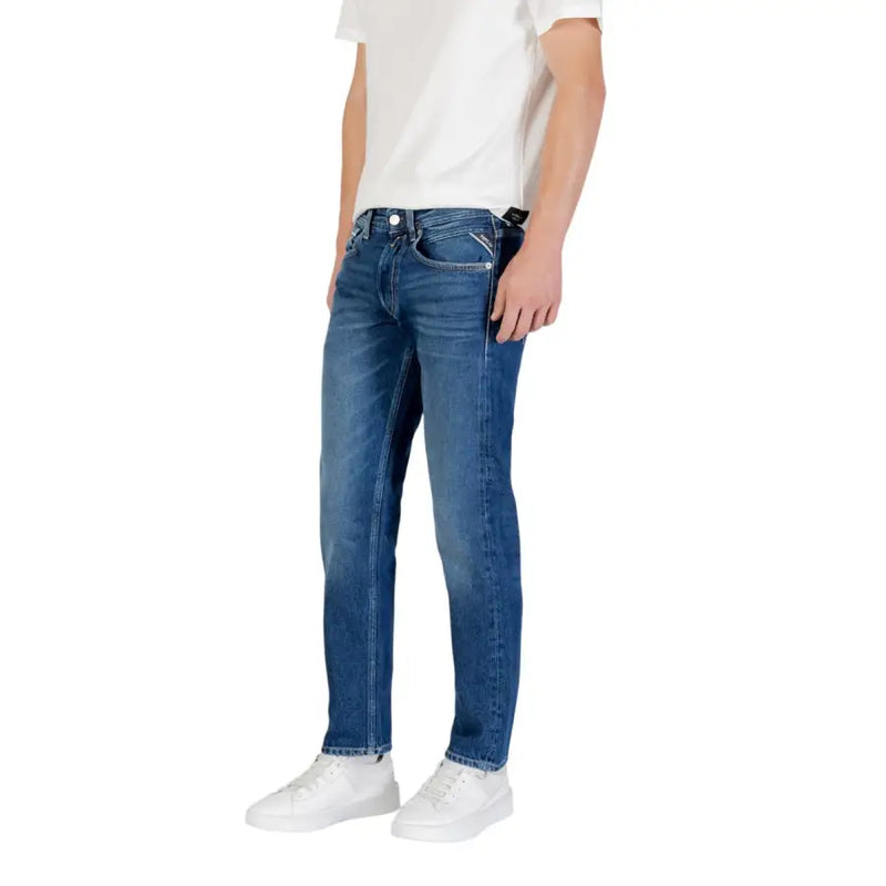 Blaue Jeans mit klassischer Passform und dezenter Waschung, die die Rückseite mit dem Calvin Klein-Logo auf der Tasche freilegt.