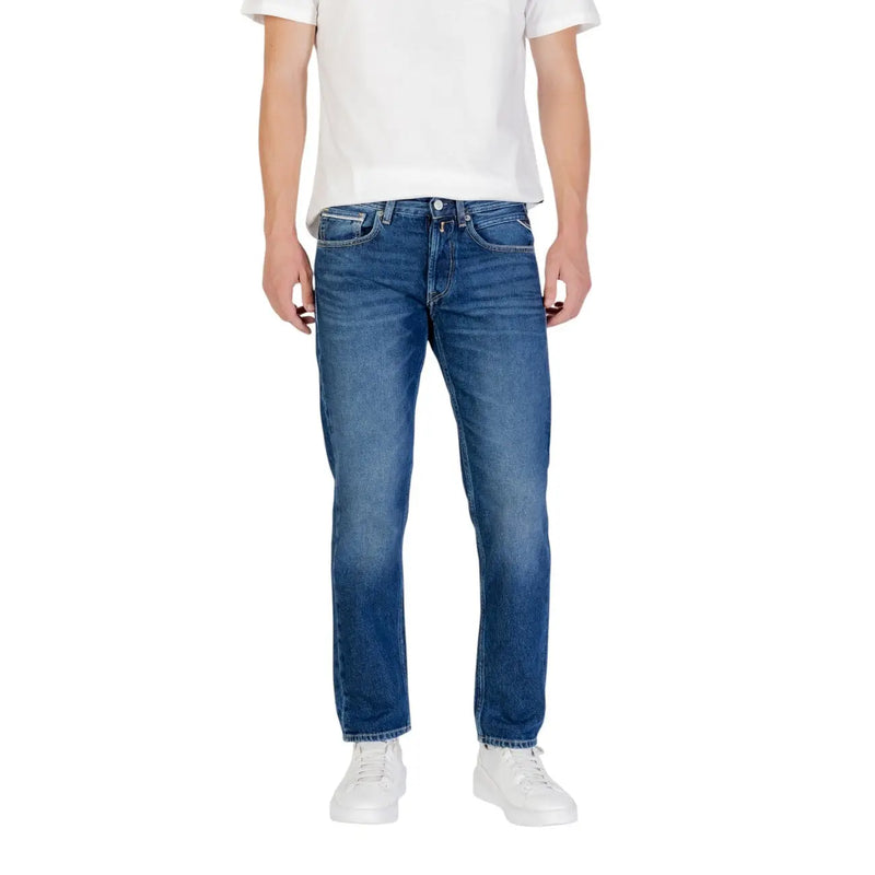 Man wearing blue denim jeans and a white t-shirt showcasing Blue Denim Jeans and White Sneakers