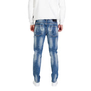 Blaue, abgenutzte Jeans mit weißen Nähten und Taschen, möglicherweise von einer bekannten Marke wie guess oder Levis.
