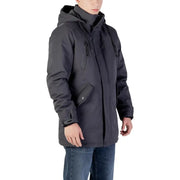Anthrazitgraue Kapuzenjacke aus wasserabweisendem Material mit verstellbarem Kordelzug am Saum.