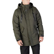 Olivgrüner Parka mit Kapuze und mehreren Taschen, wahrscheinlich aus Nylon oder Polyester.