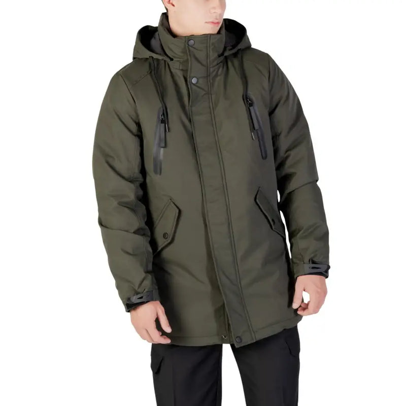 Olivgrüner Parka mit Kapuze und mehreren Taschen, wahrscheinlich aus Nylon oder Polyester.