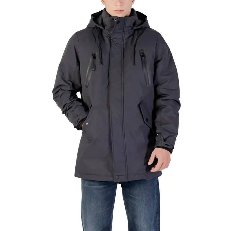 Schwarze, wasserdichte Jacke mit Kapuze und Reißverschlussdetails.