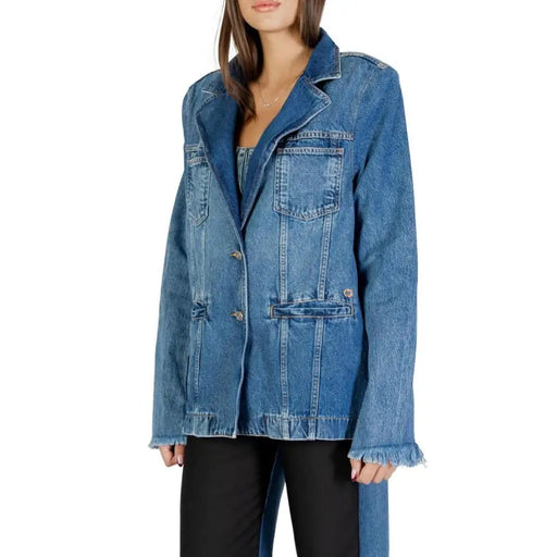 Langärmliger, blauer Jeansblazer für Damen mit ausgefransten Bündchen und Vordertaschen.
