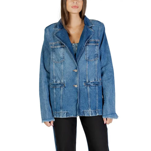Blauer, langärmeliger Jeansblazer für Damen mit ausgefransten Bündchen und Vordertaschen.