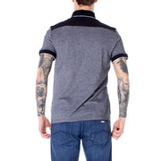 Anthrazitgraues Poloshirt mit schwarzen Akzenten und weißer Paspelierung, aus Baumwolle.