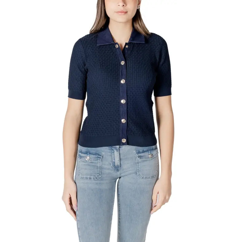 Navy blue textured knit short-sleeve button-up top with collar and automatic buttons by Morgan De Toi