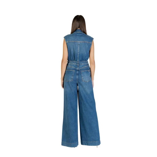 Blauer ärmelloser Colcci-Jumpsuit, Rückansicht mit weitem Bein und Taschen