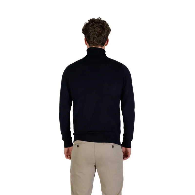 Navy blue turtleneck sweater with ribbed cuffs and hem, made of soft cotton
