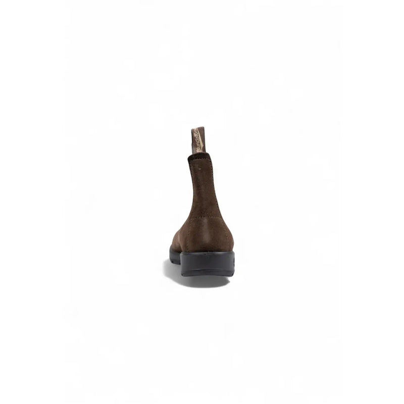 Brauner Blundstone Chelsea-Boot für Herren aus Wildleder mit schwarzer Gummisohle und Zuglasche hinten (Ansicht von hinten)