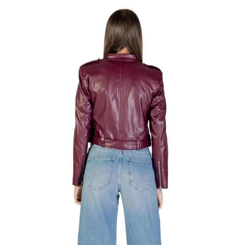 Women wearing Bordeaux long blazer with zip, belt, pockets, paired with light wash wide-leg jeans