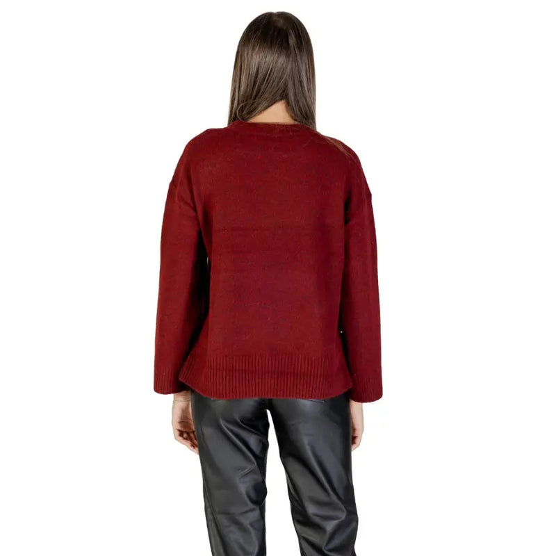 Women wearing Bordeaux long knitwear with black leather-look trousers for fall winter fashion