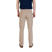 Men’s beige cotton elastane chinos paired with navy polo shirt and boat shoes for spring summer style