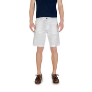 White linen shorts with button fly and pockets, classic style.
