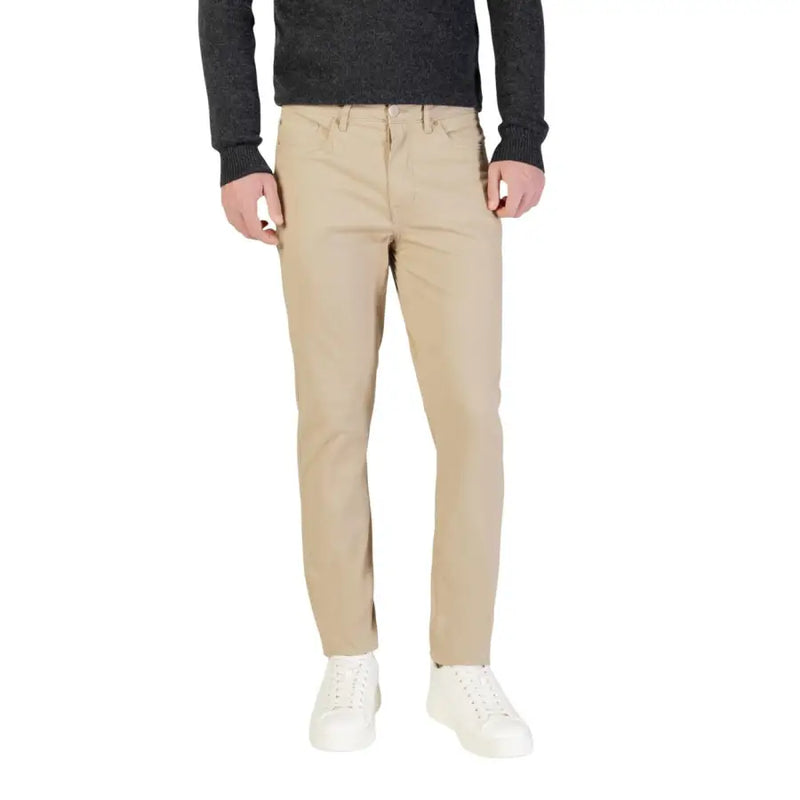 Borghese Herren-Chinohose in Khaki mit schmaler Passform, klassischem Fünf-Taschen-Design und dezenten Ziernähten