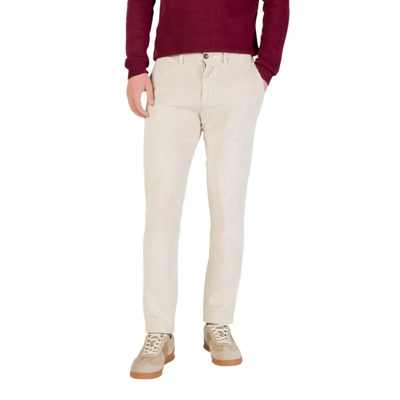 Borghese Herrenhose aus cremefarbenem Cord mit dezenten vertikalen Rippen und klassischem geradem Bein.