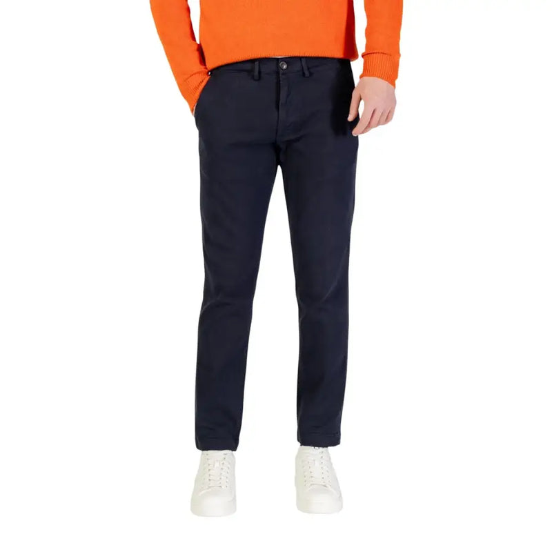 Marineblaue, schmal geschnittene Chino-Hose im klassischen Fünf-Taschen-Design aus der Borghese Herrenhosenkollektion.