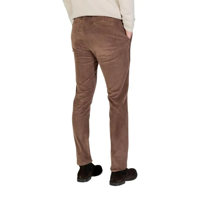 Borghese Herrenhose aus braunem, schmal geschnittenem Cord mit dezenten vertikalen Rippen für einen eleganten Look