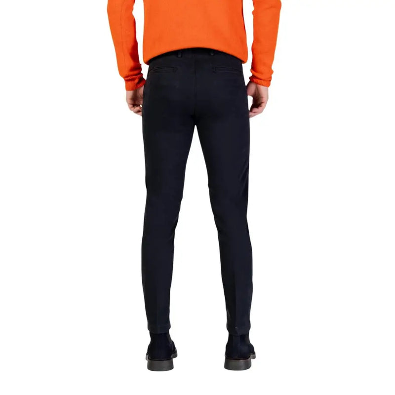Schwarzer Slim-Fit Borghese Herrenhose aus glattem, hochwertigem Stoff mit klassischen Gesäßtaschen, von der Rückseite gesehen