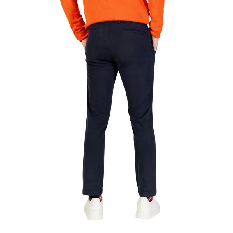 Marineblaue, schmal geschnittene Chino-Hose mit dezenten Bügelfalten aus der Borghese Herrenhosenkollektion