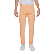 Eine Borghese Herrenhose in Pfirsichfarbe, schmal geschnitten, mit dezenter Struktur und einem einzelnen Knopfverschluss.
