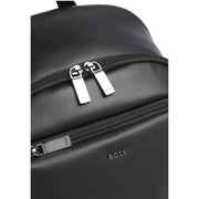 Boss Rucksack Jace für Herren aus schwarzem Leder mit silbernen Reißverschlüssen und Boss-Logo auf der Vorderseite, Vorderansicht