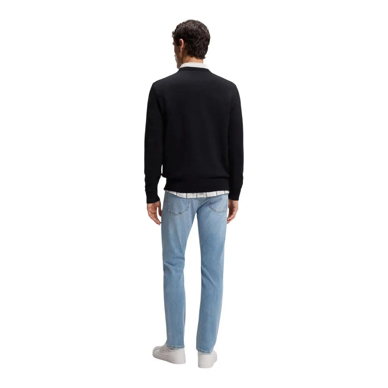 Schwarzer Kaschmirpullover Kanovano von Boss für Herren, getragen über einem weißen Hemd mit Kragen und hellblauen Jeans (Vorderansicht)