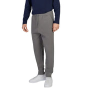Men’s dark blue long-sleeved shirt with gray joggers and white sneakers for fall winter style