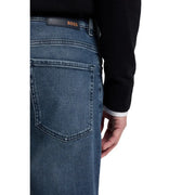 Boss Jeans für Herren aus dunkelblauem Denim mit klassischer Gesäßtasche und schwarzem Leder-Markenetikett hinten (Ansicht von hinten)