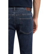 Boss Jeans Delaware für Herren aus dunkelblauem Denim mit braunem Leder-Markenpatch, Rückansicht