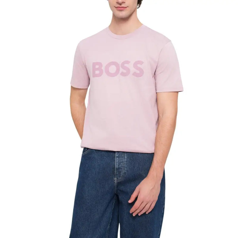 Ein hellrosa, kurzärmeliges Baumwollhemd für Herren. t-shirt mit passendem Logo, ideal für Herbst- und Winterbekleidung