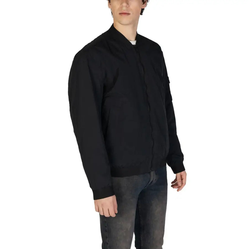 Schwarzer Herrenblazer von Boss aus Baumwoll-Polyamid mit Reißverschluss, elegantem, minimalistischem Design und dezenten Ziernähten.