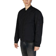 Schwarze Boss Herren-Bomberjacke aus Baumwoll-Polyamid mit Reißverschlusstasche am Ärmel und dezentem rotem Markenlogo.