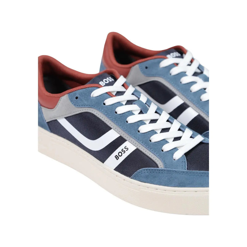 Boss Herren-Sneaker aus blauem Leder, gefertigt aus blauem und schwarzem Wildleder und Mesh mit weißen Schnürsenkeln, rotem Futter und cremefarbener Gummisohle.