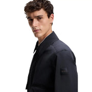 Dunkelblauer Boss Herrenblazer in klassischer Passform, Polyesterjacke mit dezenter Struktur und schwarzem, gesticktem Logo-Patch am Ärmel