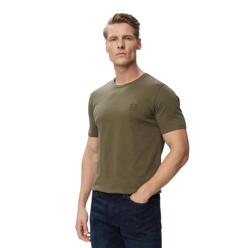 Boss Herren-T-Shirt aus grüner Baumwolle mit Rundhalsausschnitt, olivgrüner Farbe und kleinem quadratischen Logo auf der linken Brust.