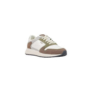 Ein sportlicher Herren-Sneaker in Grün von Boss, gefertigt aus Polyester mit einem Obermaterial aus olivgrünem und weißem Wildleder sowie braunen Akzenten an Ferse und Zehenkappe.