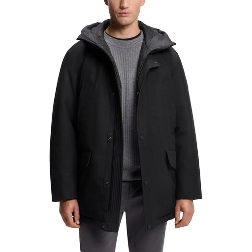 Schwarze, lange Herren-Parka von Boss mit Kapuze aus Polyester mit matter Oberfläche und dezenten Ziernähten, von hinten gesehen.