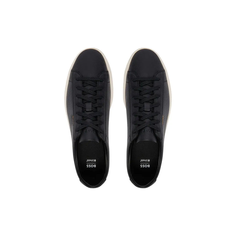 Schwarze Boss Herren-Sneaker aus Leder mit Schnürung und weißen Gummisohlen, entworfen für sportliche Freizeitkleidung