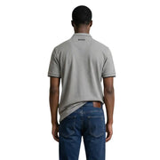 Rückansicht eines Boss Herren-Poloshirts aus grauem Baumwollmischgewebe mit schwarzem Besatz und dezentem Logo am Kragen hinten, Größe L