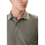 Boss Herren-Poloshirt aus olivgrünem Piqué-Baumwoll-Elastan mit weißem Kragenbesatz und dezentem Logo-Aufnäher auf der Brust.