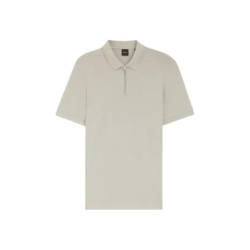 Beigefarbenes Boss Herren-Poloshirt aus Baumwolle mit kurzen Ärmeln und dezentem Reißverschluss, minimalistisches Branding