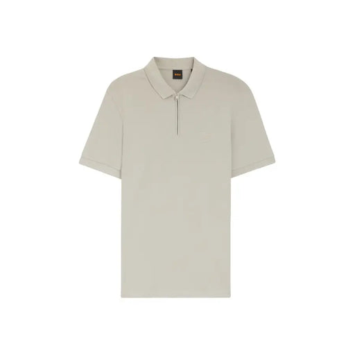 Beigefarbenes Boss Herren-Poloshirt aus Baumwolle mit kurzen Ärmeln und dezentem Reißverschluss, minimalistisches Branding