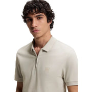 Beigefarbenes Boss Herren-Poloshirt aus Baumwolle mit kurzen Ärmeln und Reißverschlussleiste sowie einem dezenten Markenlogo-Aufnäher