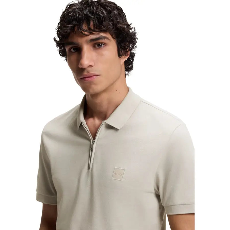 Beigefarbenes Boss Herren-Poloshirt aus Baumwolle mit kurzen Ärmeln und Reißverschlussleiste sowie einem dezenten Markenlogo-Aufnäher