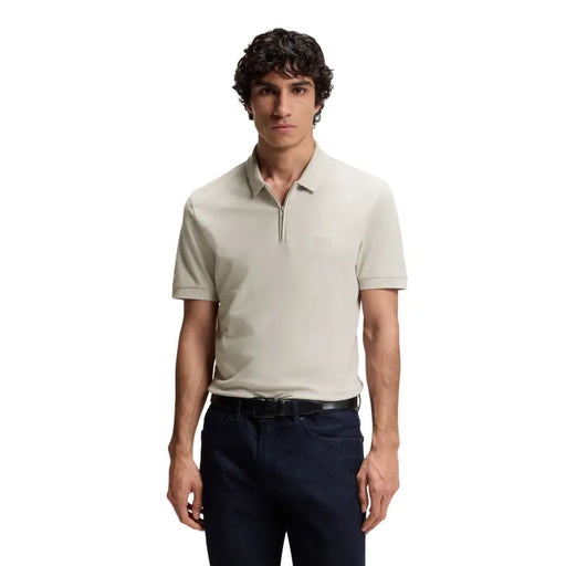 Beigefarbenes Boss Herren-Poloshirt mit kurzen Ärmeln, dezent strukturiertem Stoff, kleinem gesticktem Logo und Reißverschluss am Kragen.